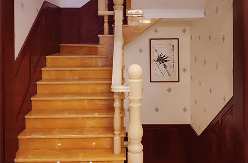 温岭中式别墅室内汉白玉石楼梯的定制安装装饰效果