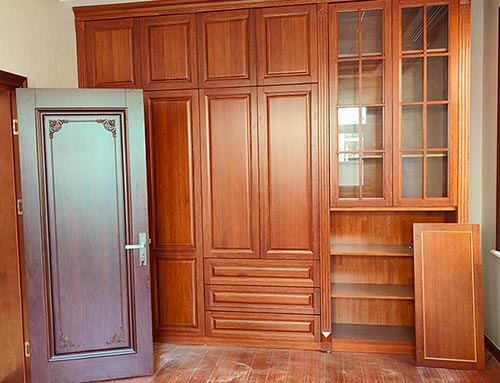 温岭中式家庭装修里定制的实木衣柜效果图